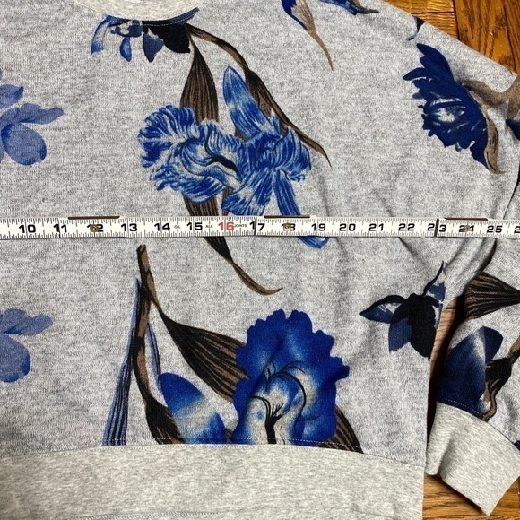 𝅺zyia Active Blue floral crop sweatshirt slouchy oversized small. - Picture 7 of 10